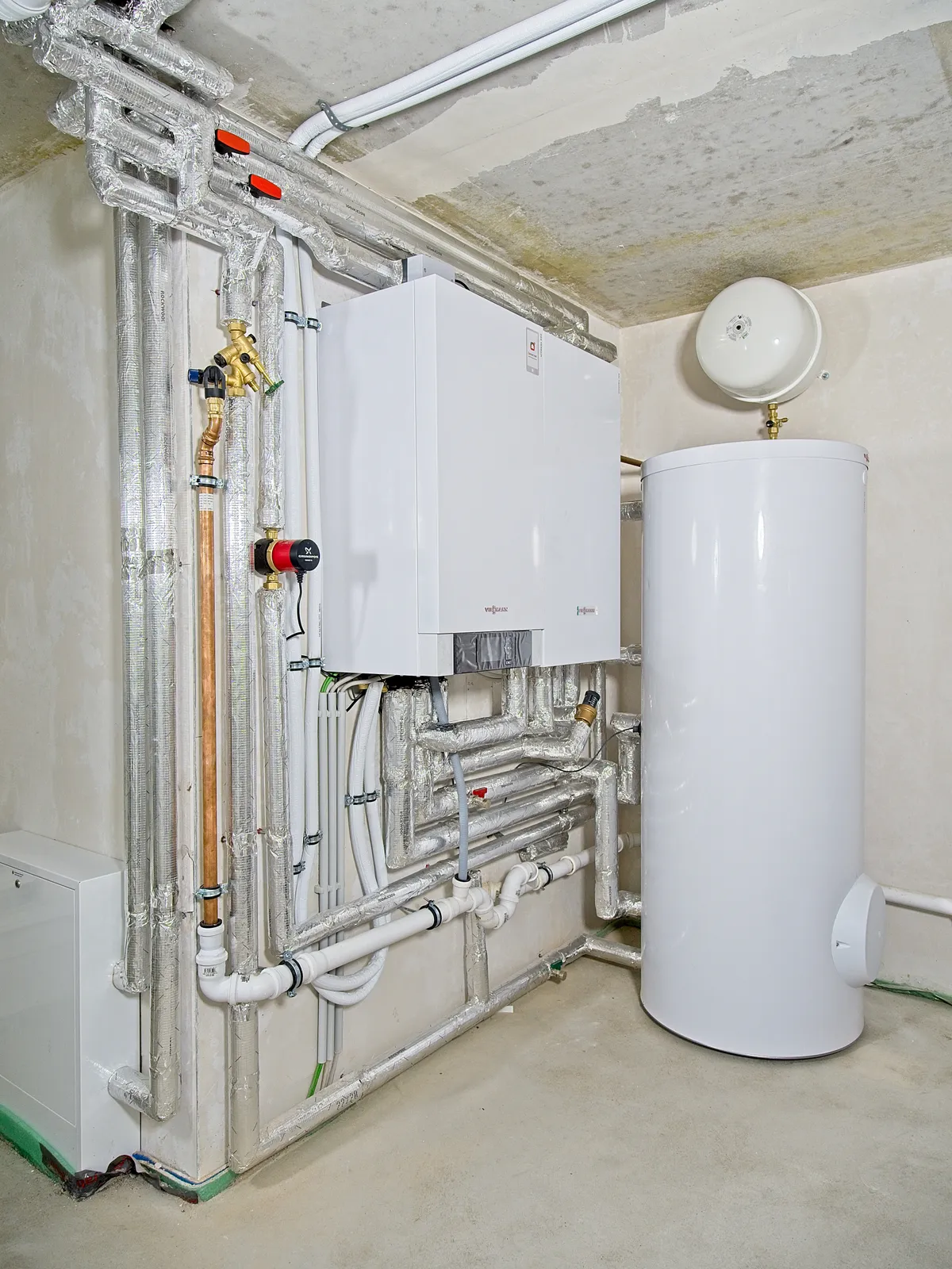 Heizkessel und Warmwasserspeicher